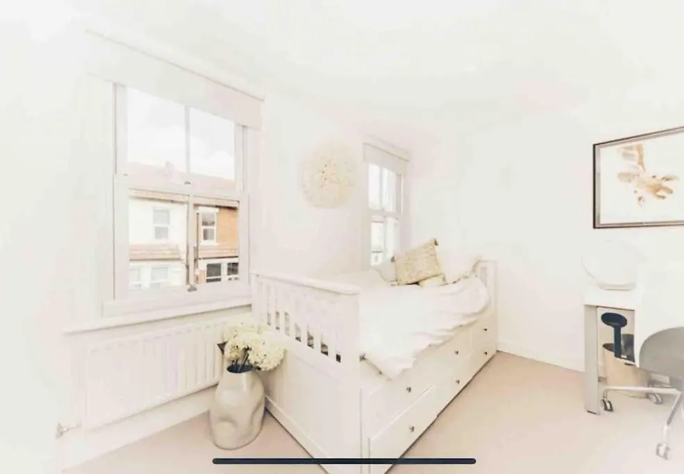 Teddington Terraced Cottage 3 Floors, 3 Bedrooms United Kingdom
