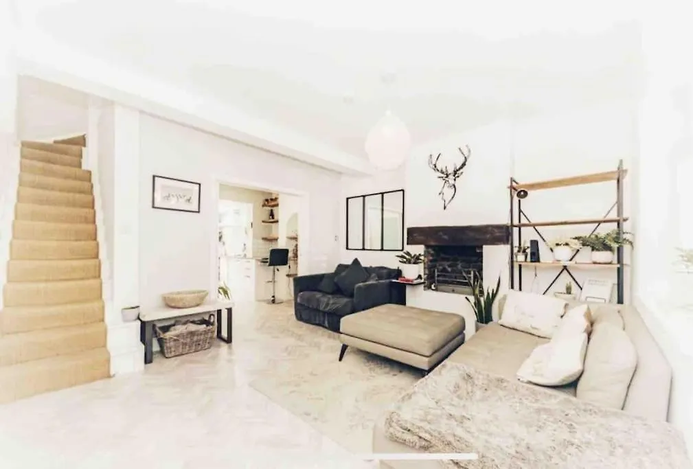 Teddington Terraced Cottage 3 Floors, 3 Bedrooms 0*,
