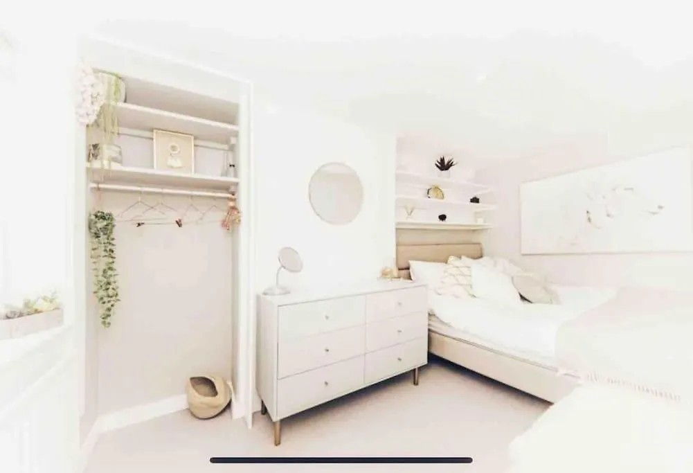 Teddington Terraced Cottage 3 Floors, 3 Bedrooms 0*,