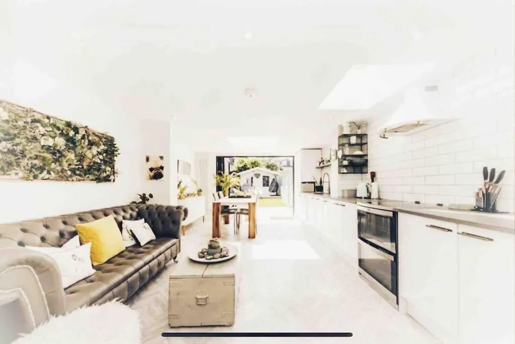 Teddington Terraced Cottage 3 Floors, 3 Bedrooms